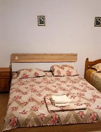 Family House Victoria' Garden Гостьовий будинок *