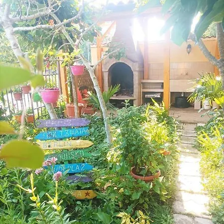 Family House Victoria' Garden *